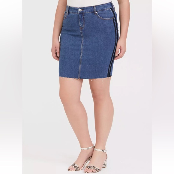 ◾️Torrid Denim Raw Hem Mini Skirt With Side Strips - Picture 1 of 8